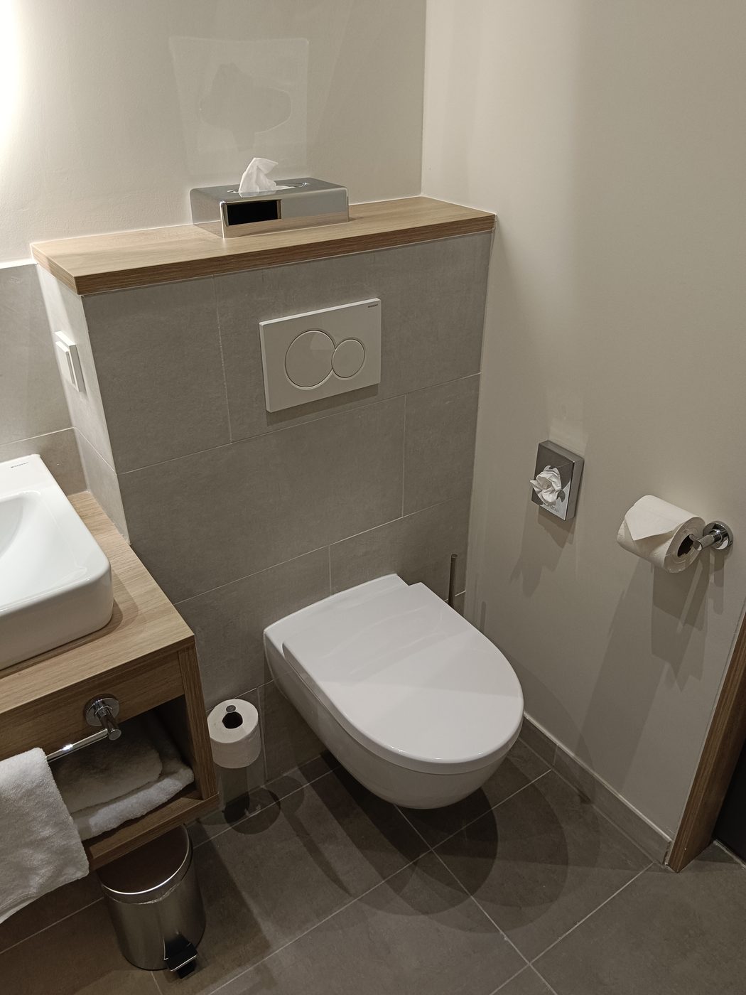 Hotel-WC mit Wand in grauem Großformat