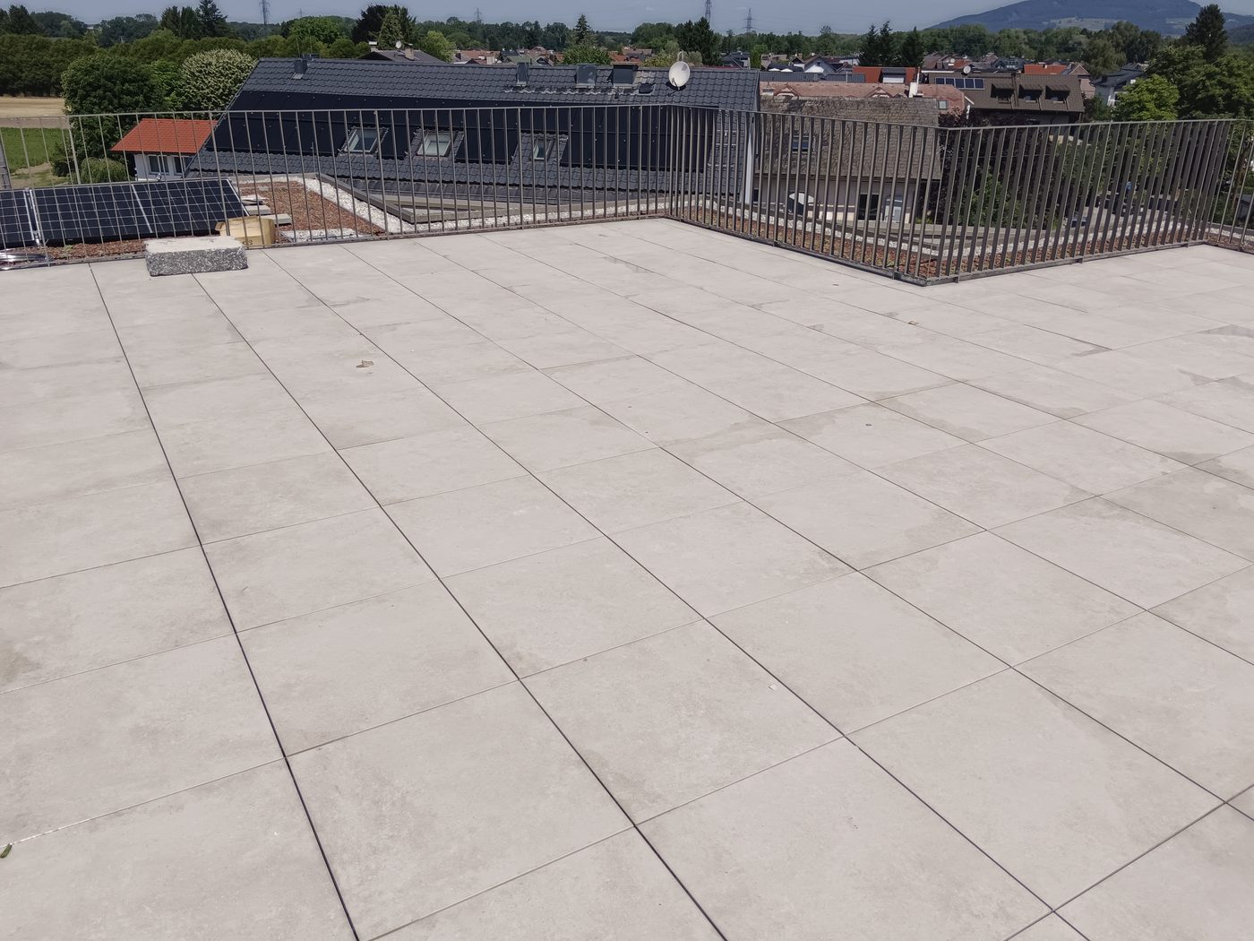 Verflieste Dachterrasse in grauem Großformat