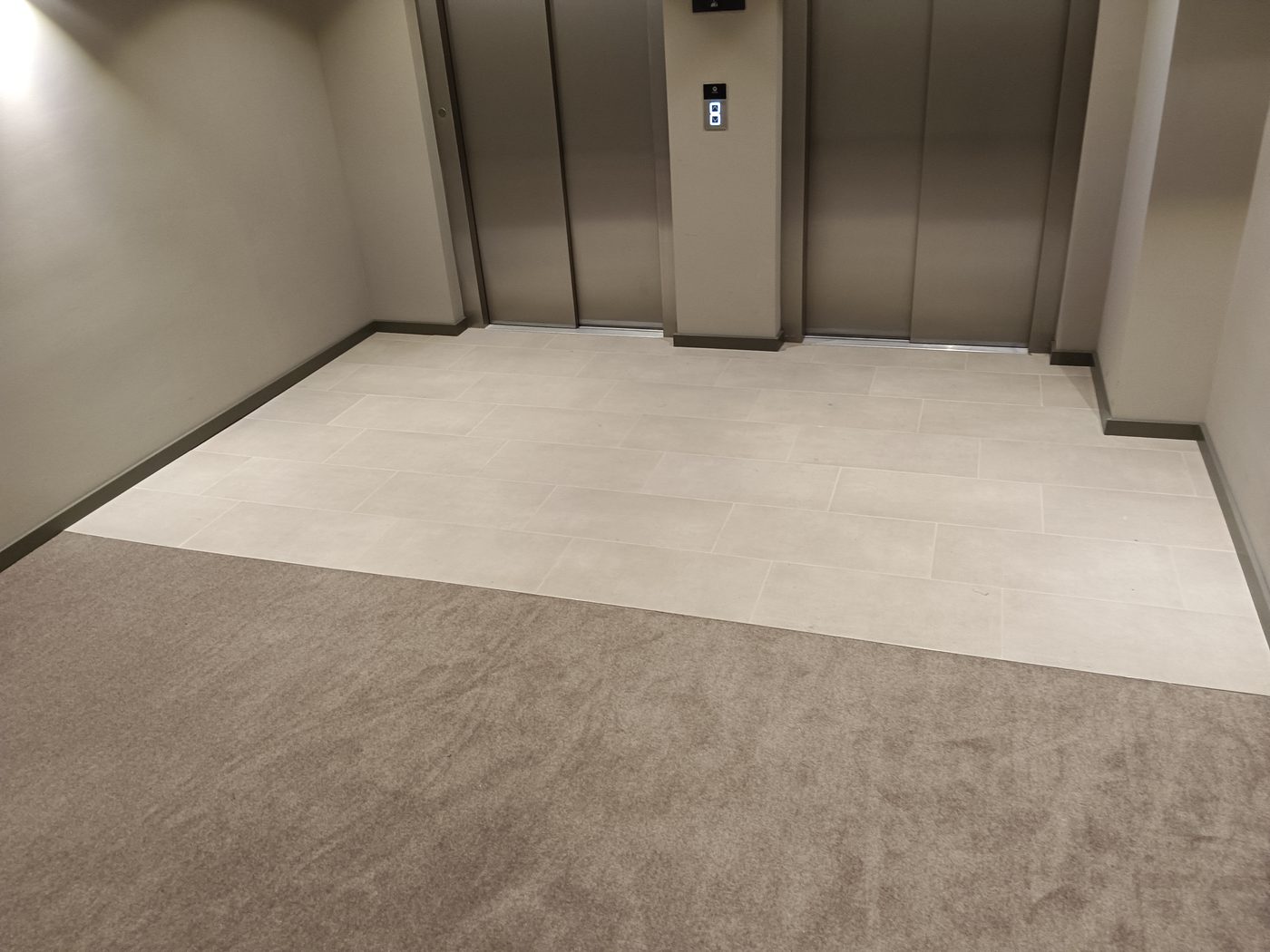 Verfliester Lift-Vorraum mit hellem Bodenbelag