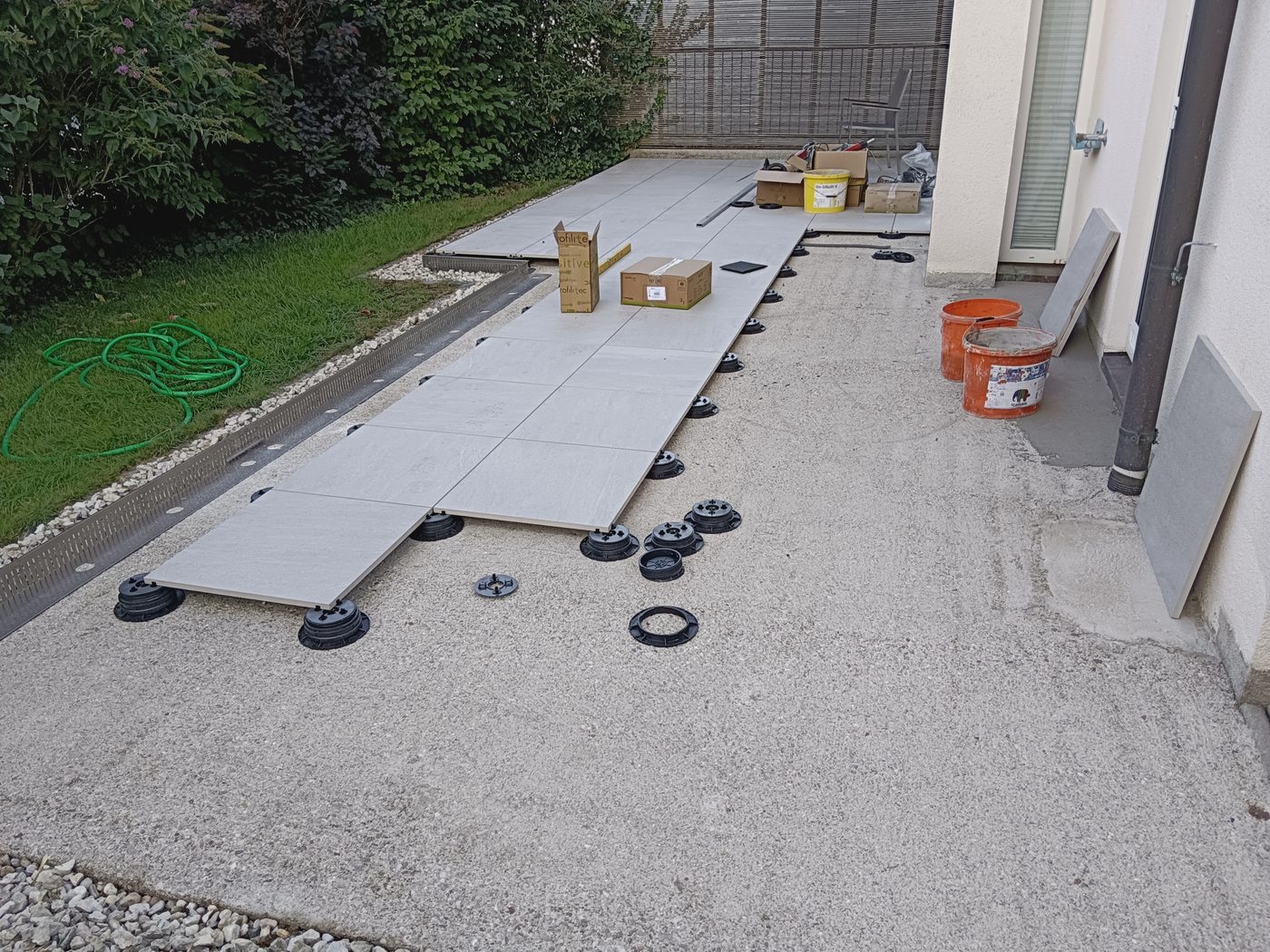 Terrasse während der Verlegung – Großformatplatten auf Stelzlagern