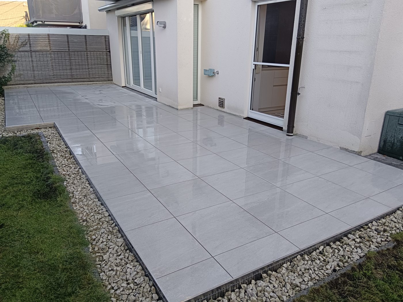 Terrasse nach der Sanierung mit grauen Großformatfliesen