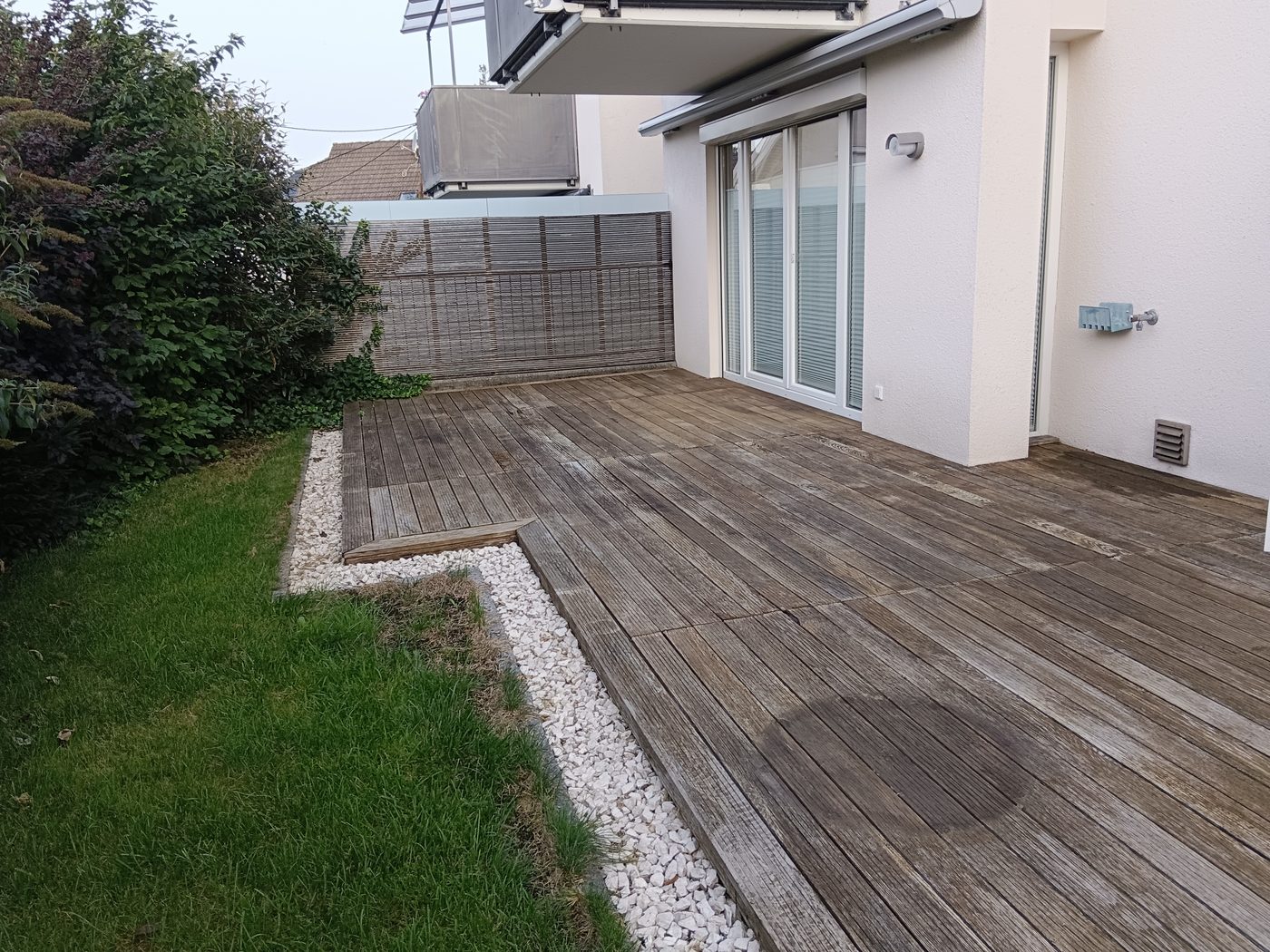 Terrasse vor der Sanierung mit altem, verwittertem Holzrost